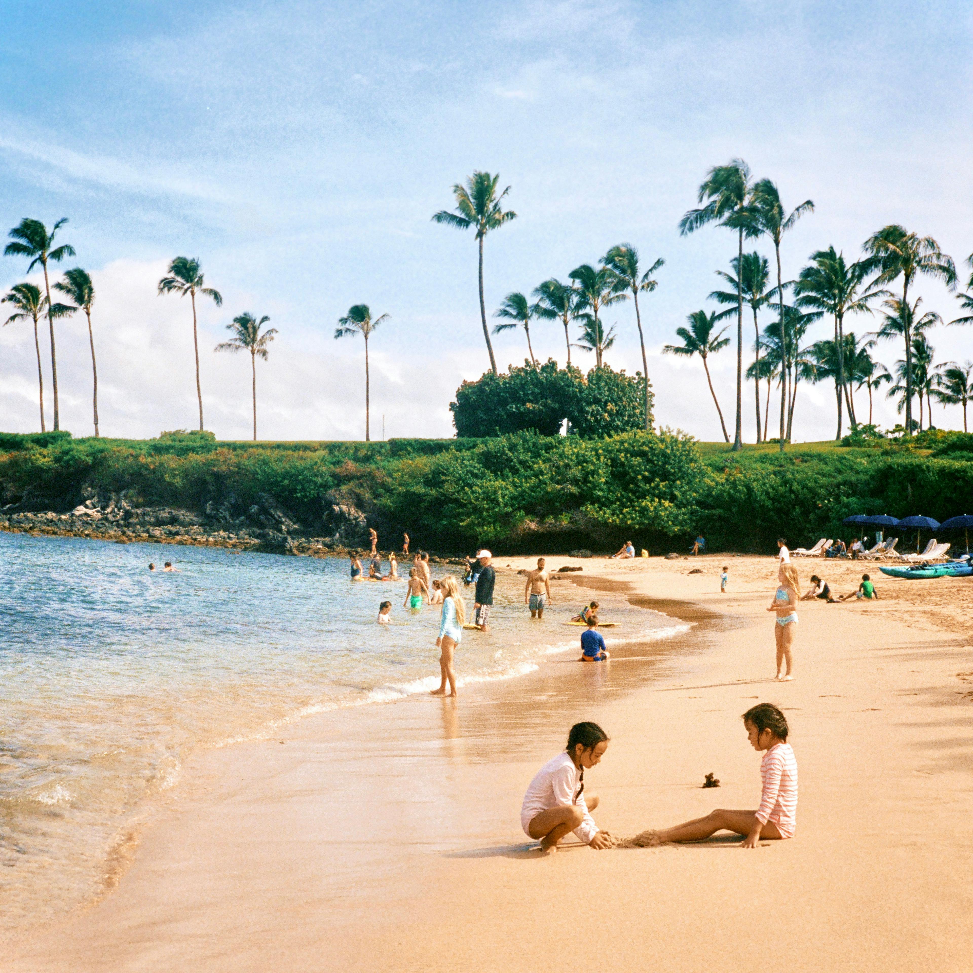 Children planing in the beaches of Maui, Hawaii captured on a Contact T3 by Natalie Carrasco